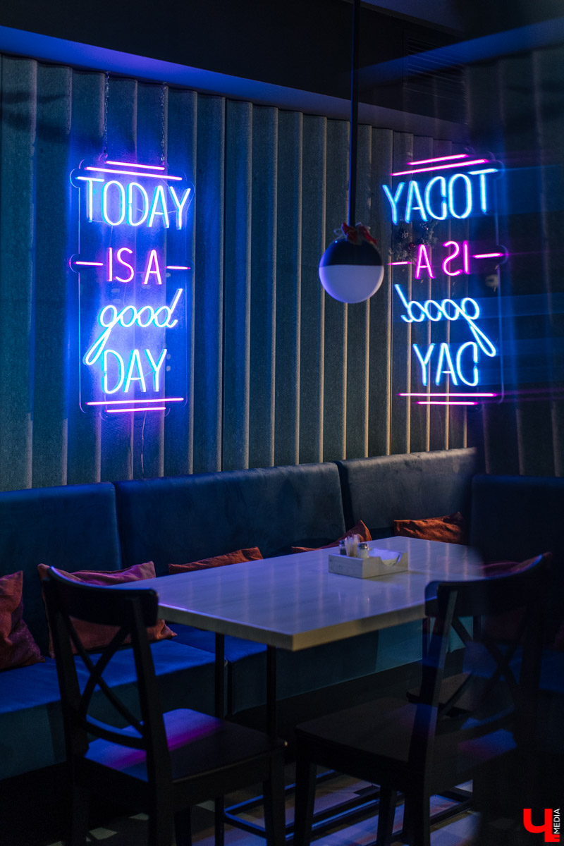 Здесь авторский не только дизайн помещения, но и каждое блюдо. Любителям красивых фотографий еды в «Инстаграме» к прочтению обязательно!