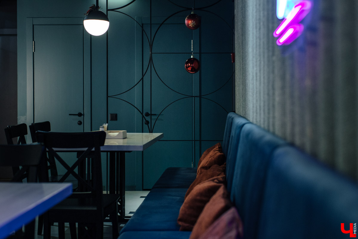 Здесь авторский не только дизайн помещения, но и каждое блюдо. Любителям красивых фотографий еды в «Инстаграме» к прочтению обязательно!