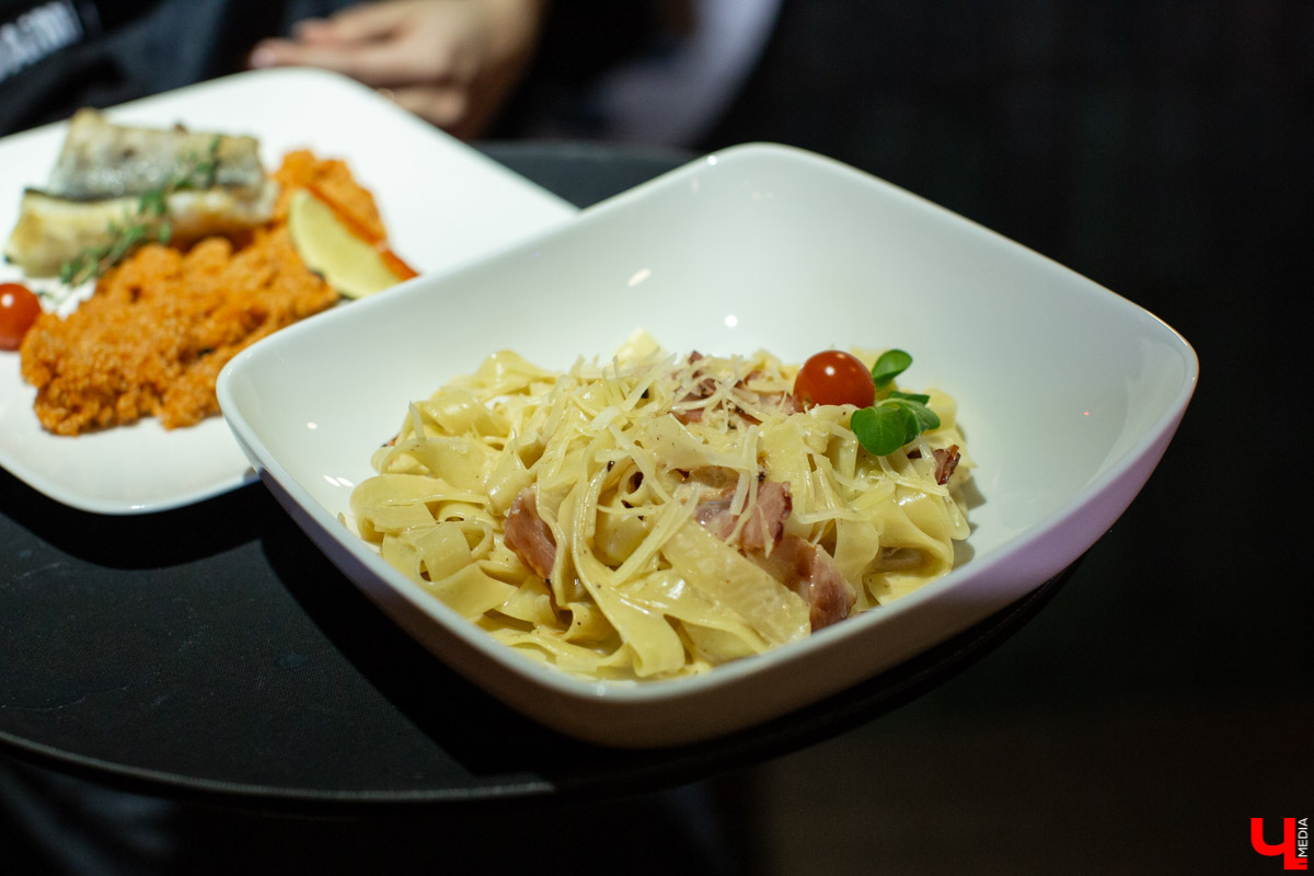 Здесь авторский не только дизайн помещения, но и каждое блюдо. Любителям красивых фотографий еды в «Инстаграме» к прочтению обязательно!