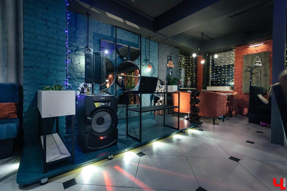 Здесь авторский не только дизайн помещения, но и каждое блюдо. Любителям красивых фотографий еды в «Инстаграме» к прочтению обязательно!