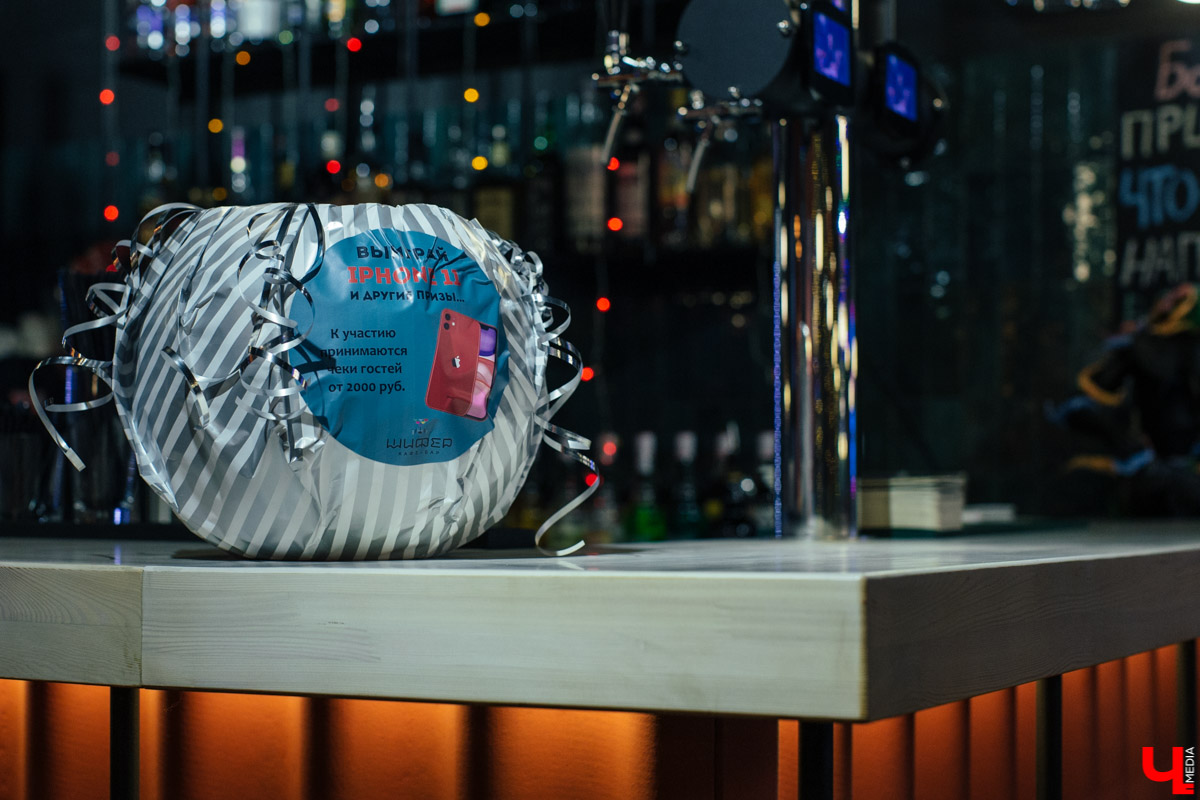 Здесь авторский не только дизайн помещения, но и каждое блюдо. Любителям красивых фотографий еды в «Инстаграме» к прочтению обязательно!