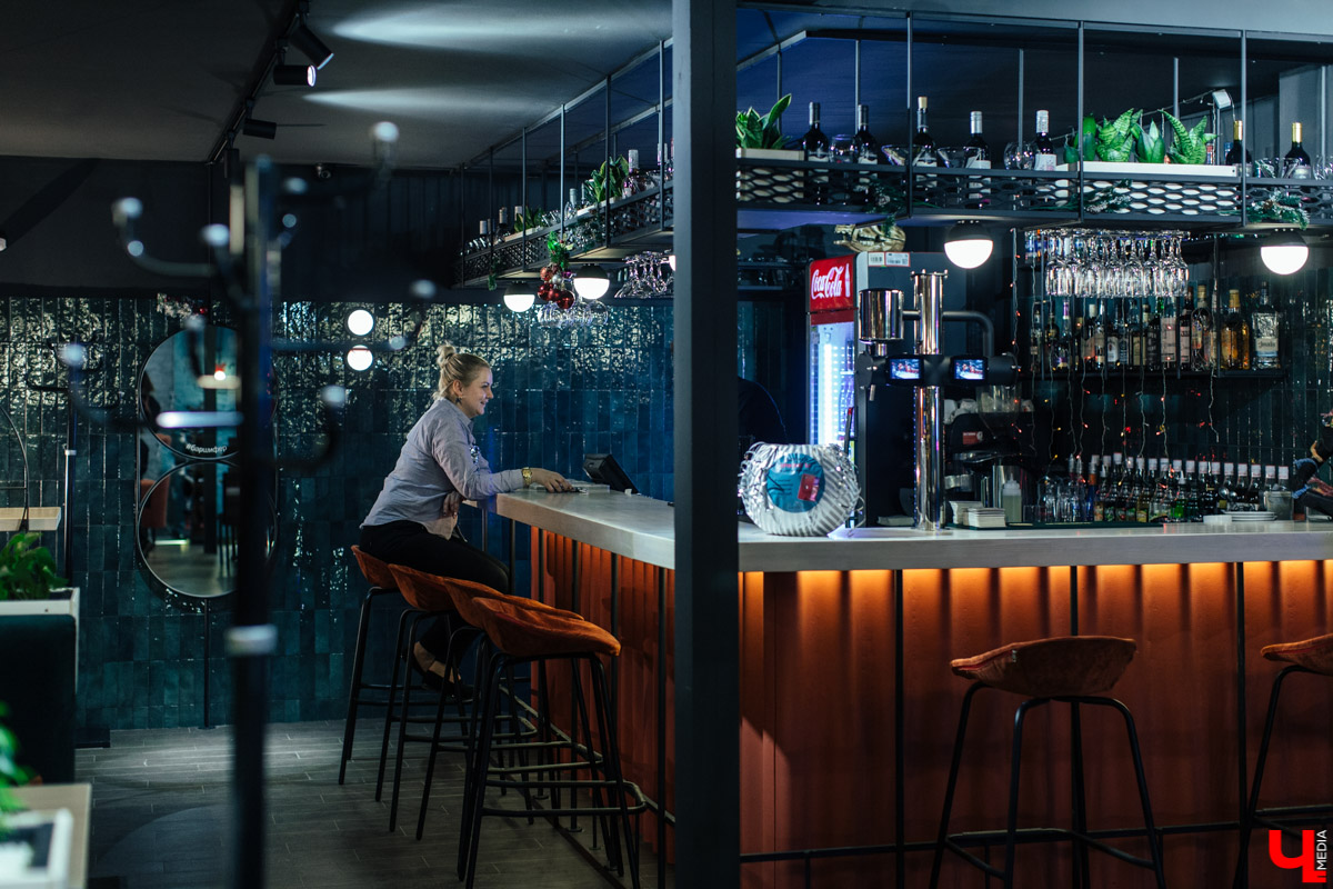 Здесь авторский не только дизайн помещения, но и каждое блюдо. Любителям красивых фотографий еды в «Инстаграме» к прочтению обязательно!