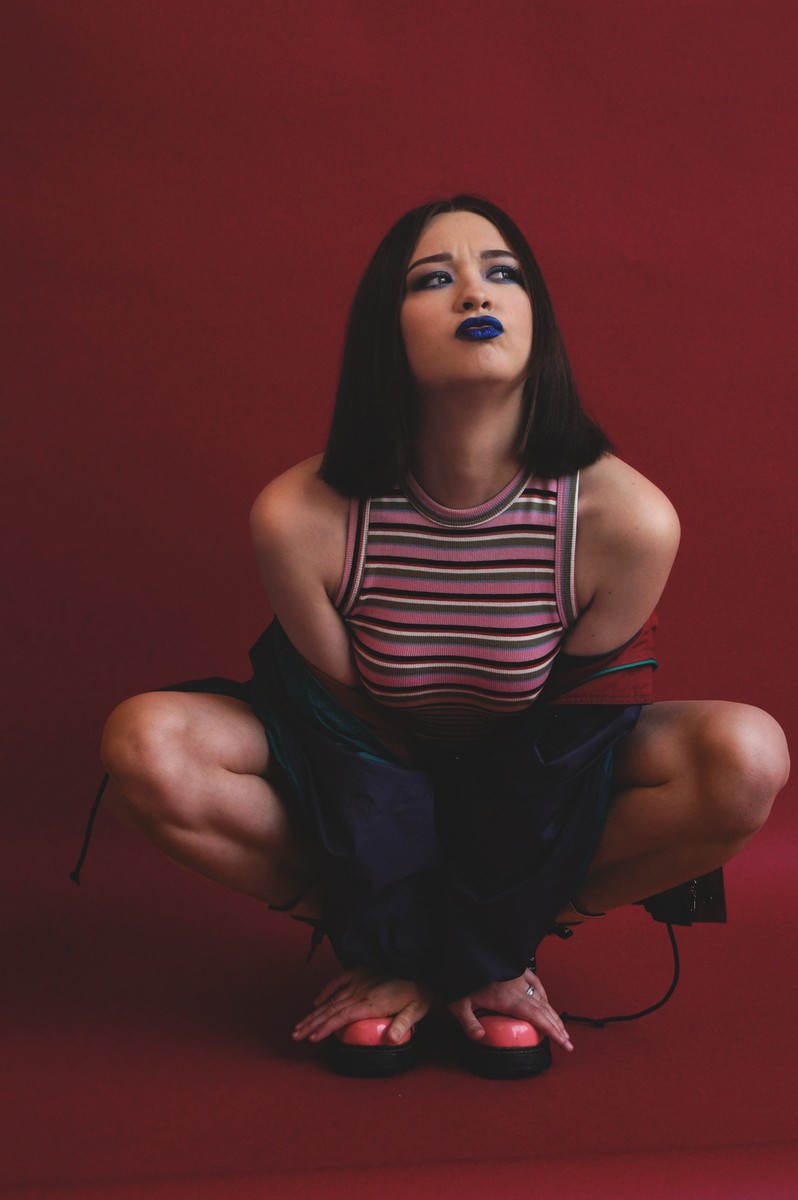 Лена Трофимова журналист, оператор, блогер, а еще композитор и идейный вдохновитель музыкантов местной сцены. Нам она рассказала, как от ютуб-каверов прийти к сочинительству собственной музыки