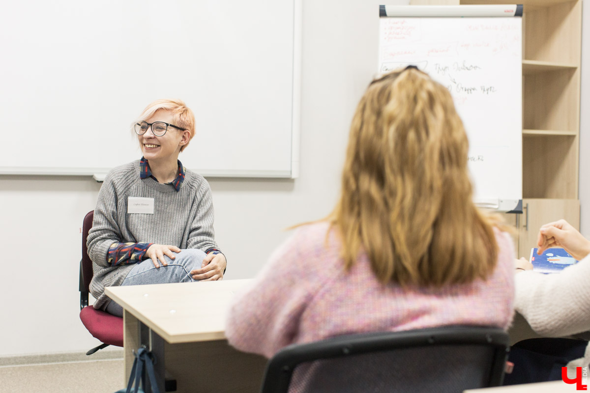 Популярные блогеры научили владимирских школьников естественности, сетевому этикету и созданию качественного контента. И все это проходило в новой региональной школе блогеров и ньюсмейкеров во Владимире