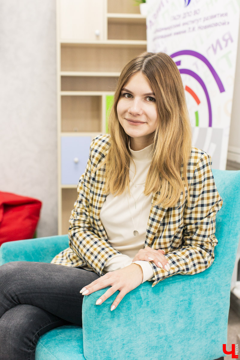 Популярные блогеры научили владимирских школьников естественности, сетевому этикету и созданию качественного контента. И все это проходило в новой региональной школе блогеров и ньюсмейкеров во Владимире