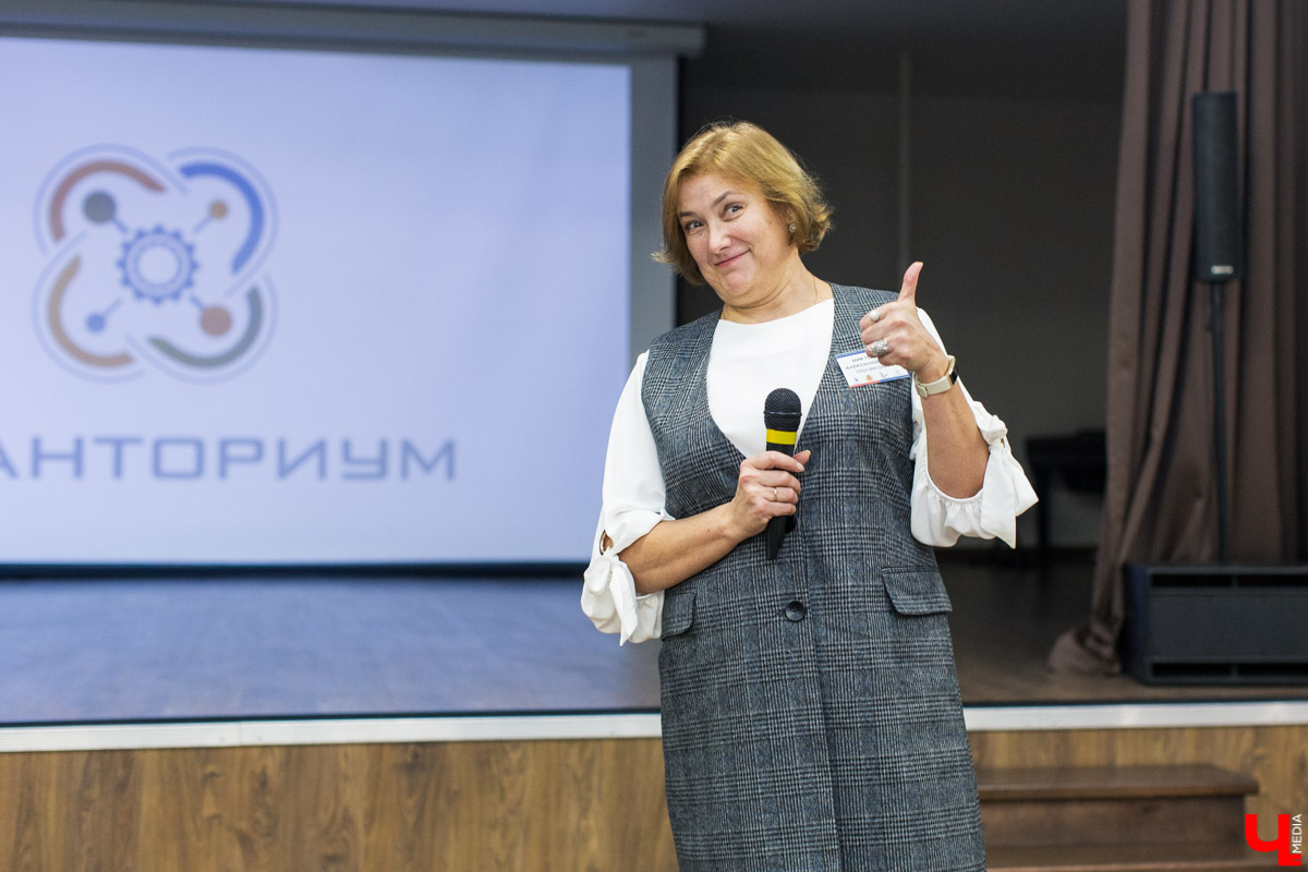 Популярные блогеры научили владимирских школьников естественности, сетевому этикету и созданию качественного контента. И все это проходило в новой региональной школе блогеров и ньюсмейкеров во Владимире