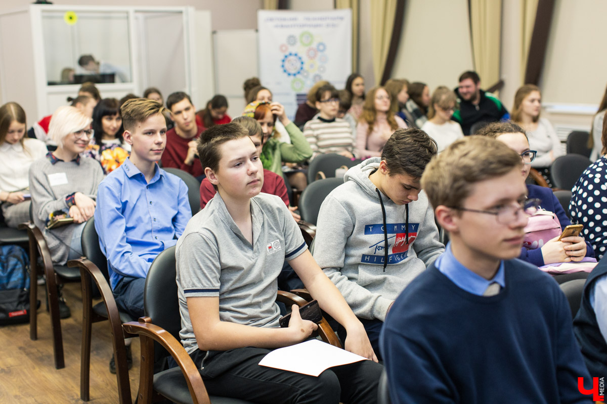 Популярные блогеры научили владимирских школьников естественности, сетевому этикету и созданию качественного контента. И все это проходило в новой региональной школе блогеров и ньюсмейкеров во Владимире