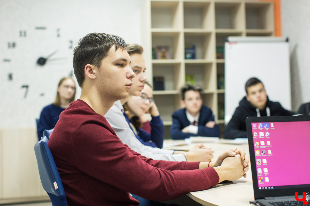 Популярные блогеры научили владимирских школьников естественности, сетевому этикету и созданию качественного контента. И все это проходило в новой региональной школе блогеров и ньюсмейкеров во Владимире