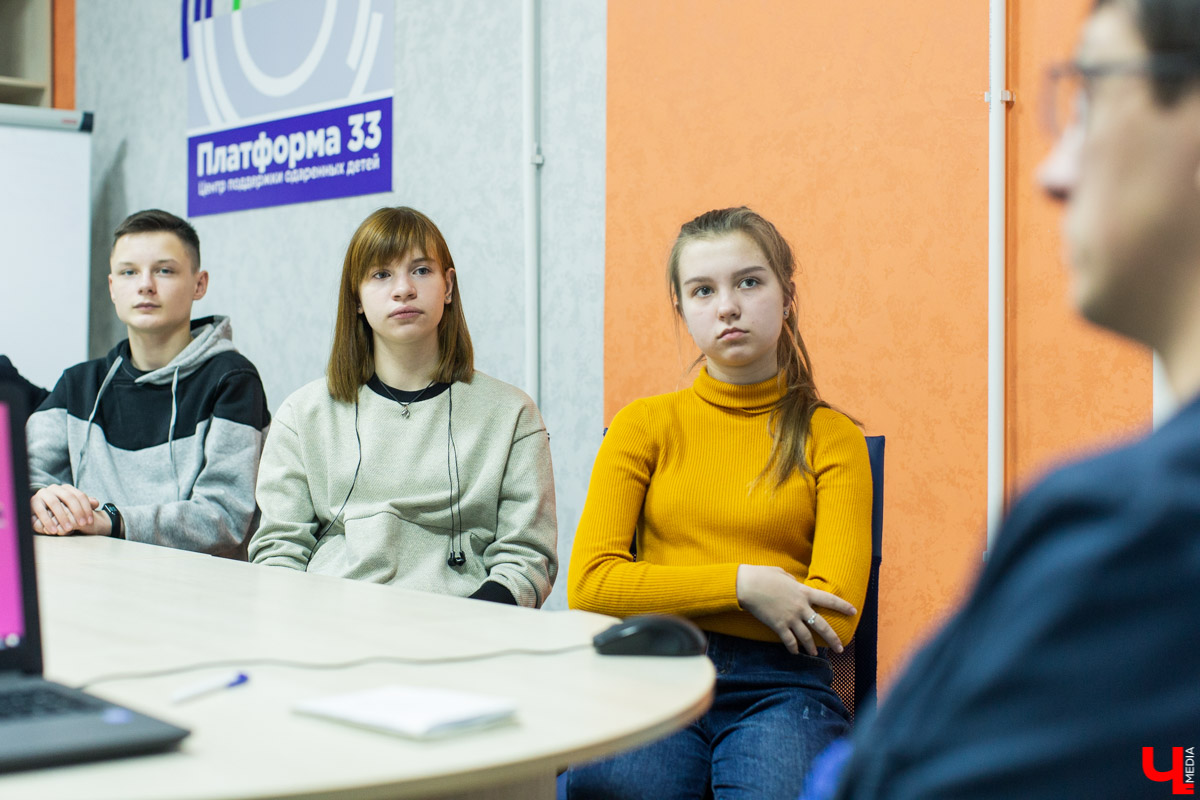 Популярные блогеры научили владимирских школьников естественности, сетевому этикету и созданию качественного контента. И все это проходило в новой региональной школе блогеров и ньюсмейкеров во Владимире