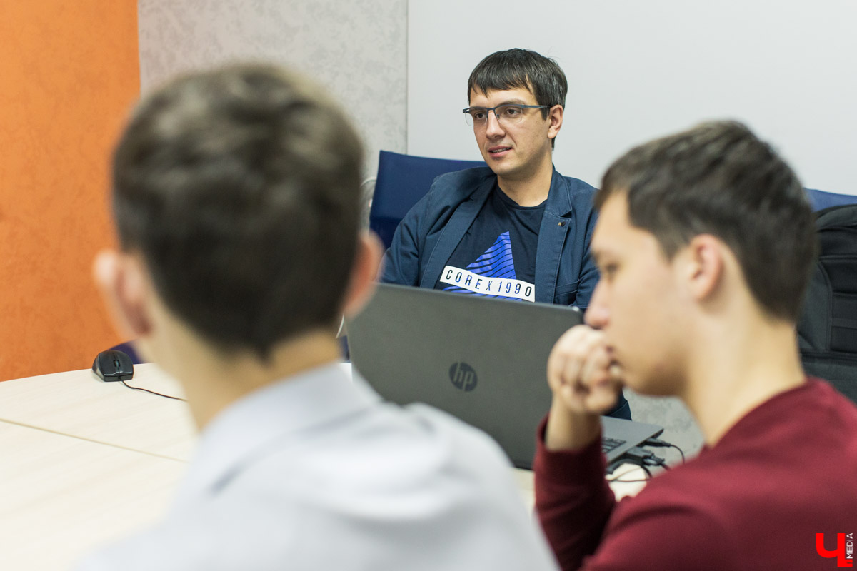 Популярные блогеры научили владимирских школьников естественности, сетевому этикету и созданию качественного контента. И все это проходило в новой региональной школе блогеров и ньюсмейкеров во Владимире