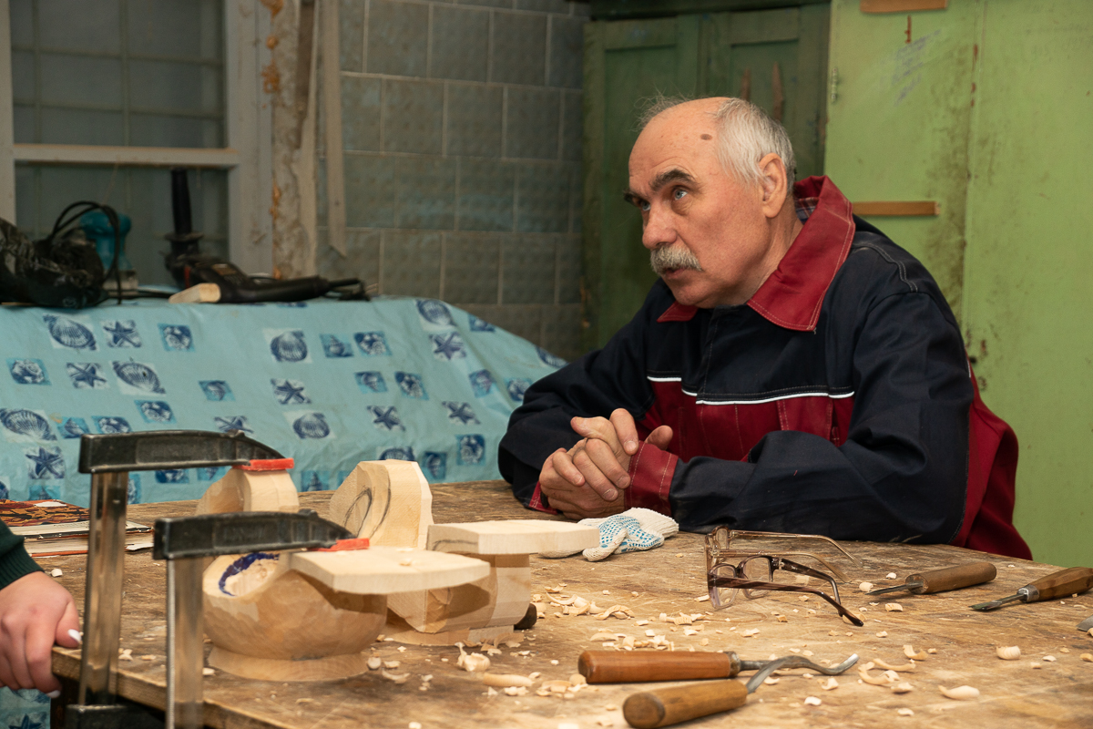 Владимир Бойков - художник по дереву. Он создает удивительной красоты посуду. Мы побывали у мастера в гостях и расспросили о древнем ремесле