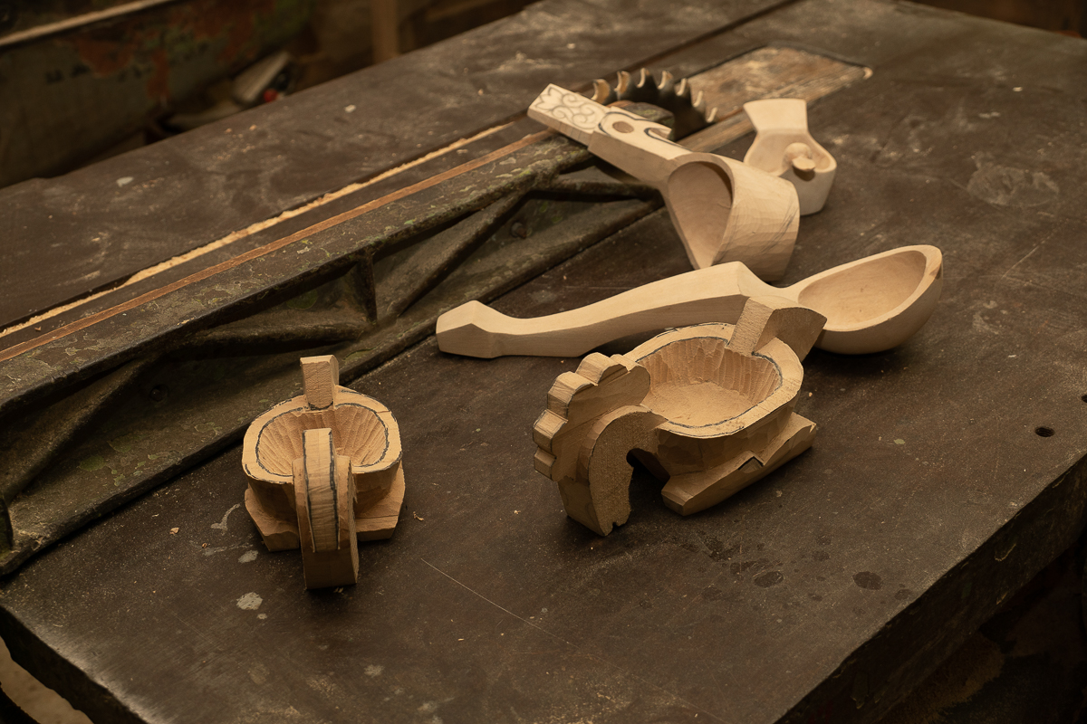 Владимир Бойков - художник по дереву. Он создает удивительной красоты посуду. Мы побывали у мастера в гостях и расспросили о древнем ремесле