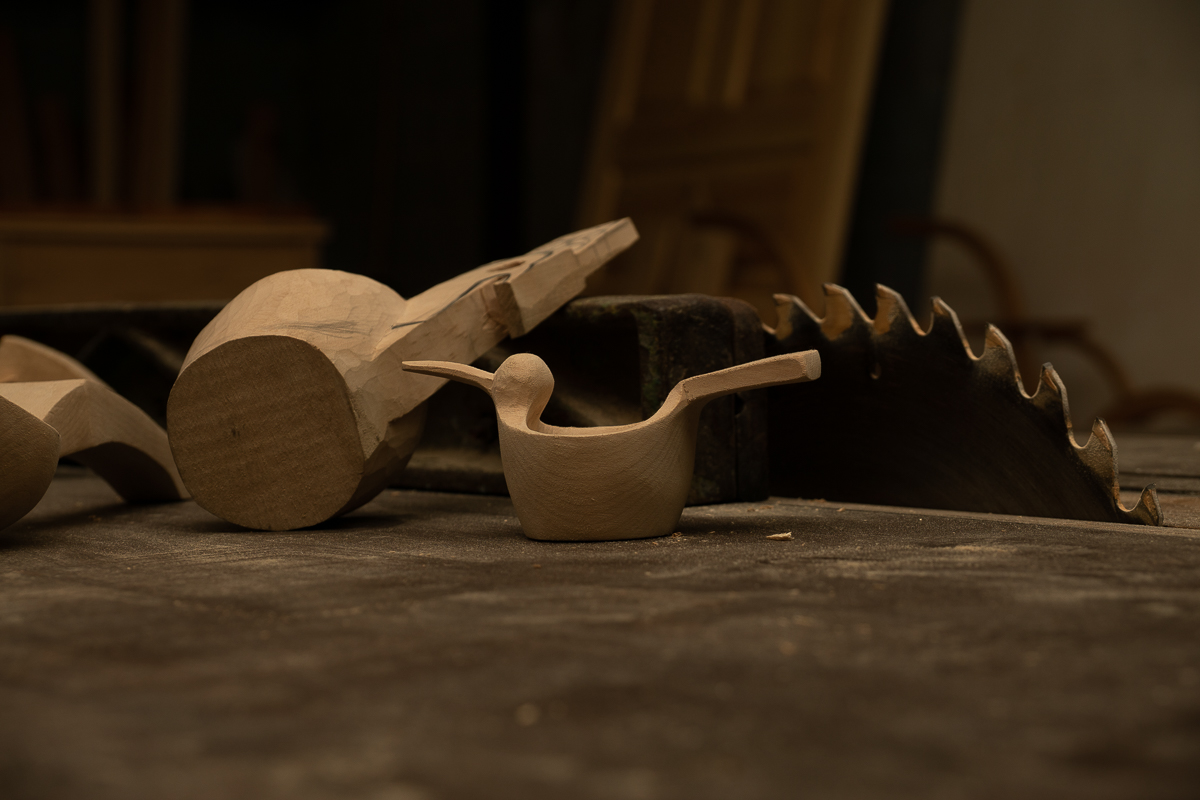 Владимир Бойков - художник по дереву. Он создает удивительной красоты посуду. Мы побывали у мастера в гостях и расспросили о древнем ремесле