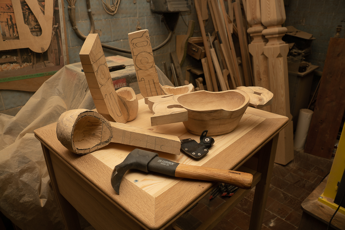 Владимир Бойков - художник по дереву. Он создает удивительной красоты посуду. Мы побывали у мастера в гостях и расспросили о древнем ремесле