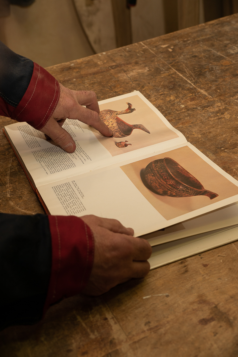 Владимир Бойков - художник по дереву. Он создает удивительной красоты посуду. Мы побывали у мастера в гостях и расспросили о древнем ремесле