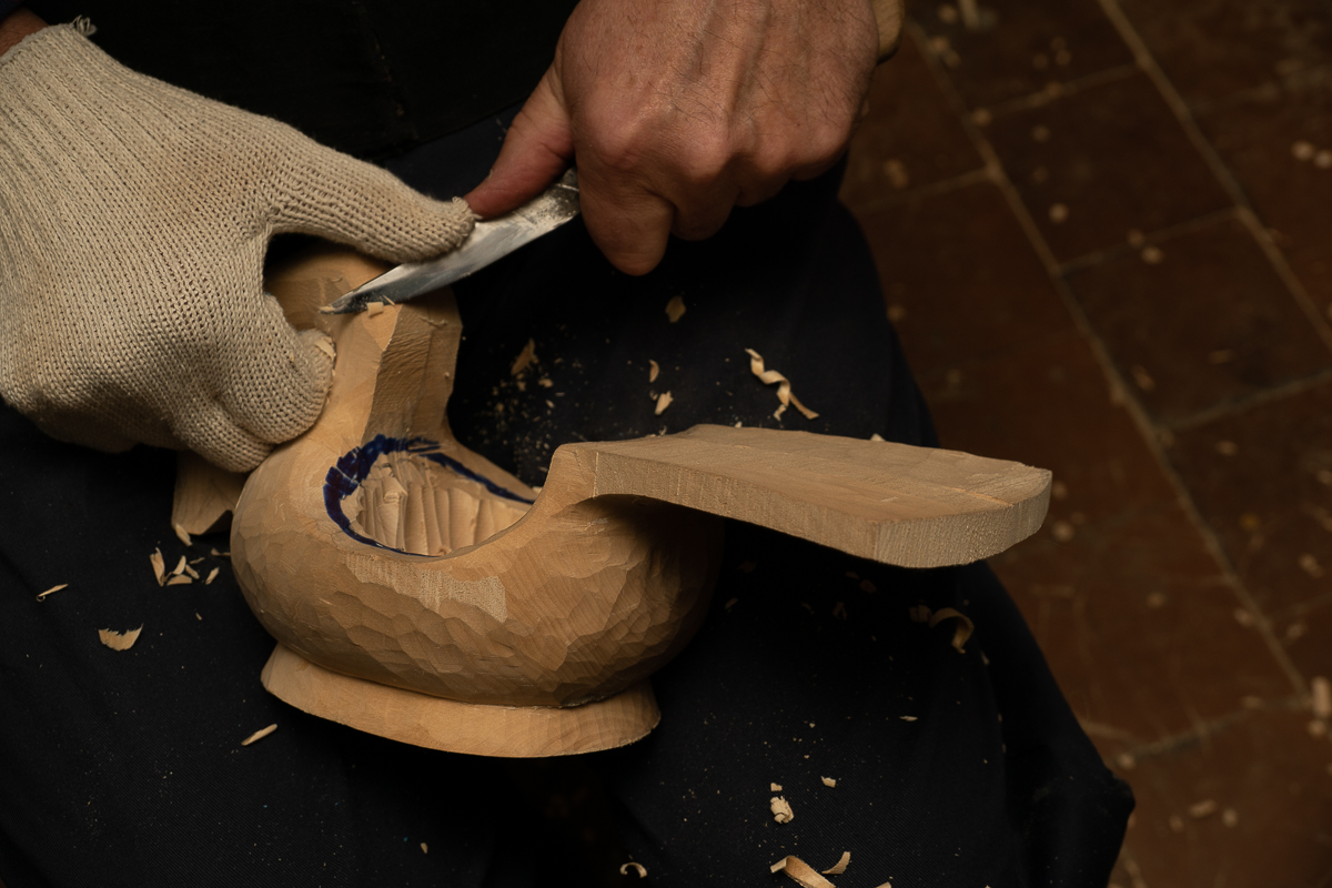 Владимир Бойков - художник по дереву. Он создает удивительной красоты посуду. Мы побывали у мастера в гостях и расспросили о древнем ремесле