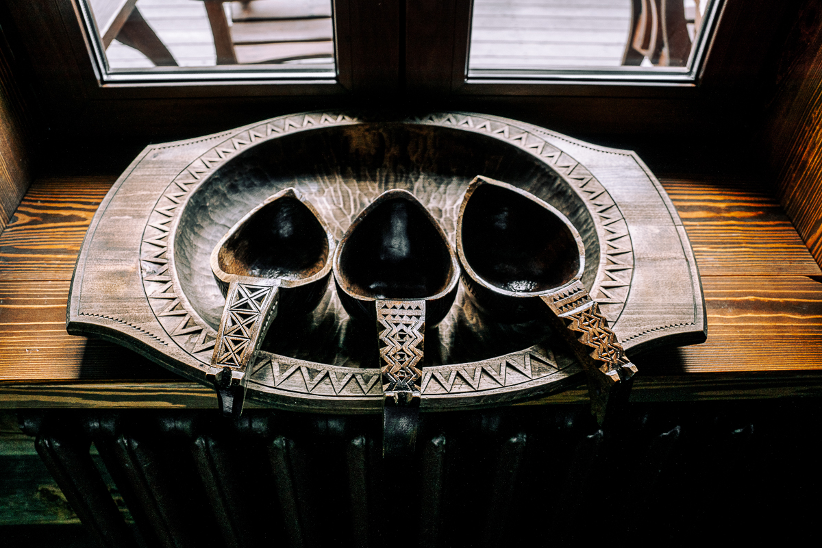 Владимир Бойков - художник по дереву. Он создает удивительной красоты посуду. Мы побывали у мастера в гостях и расспросили о древнем ремесле