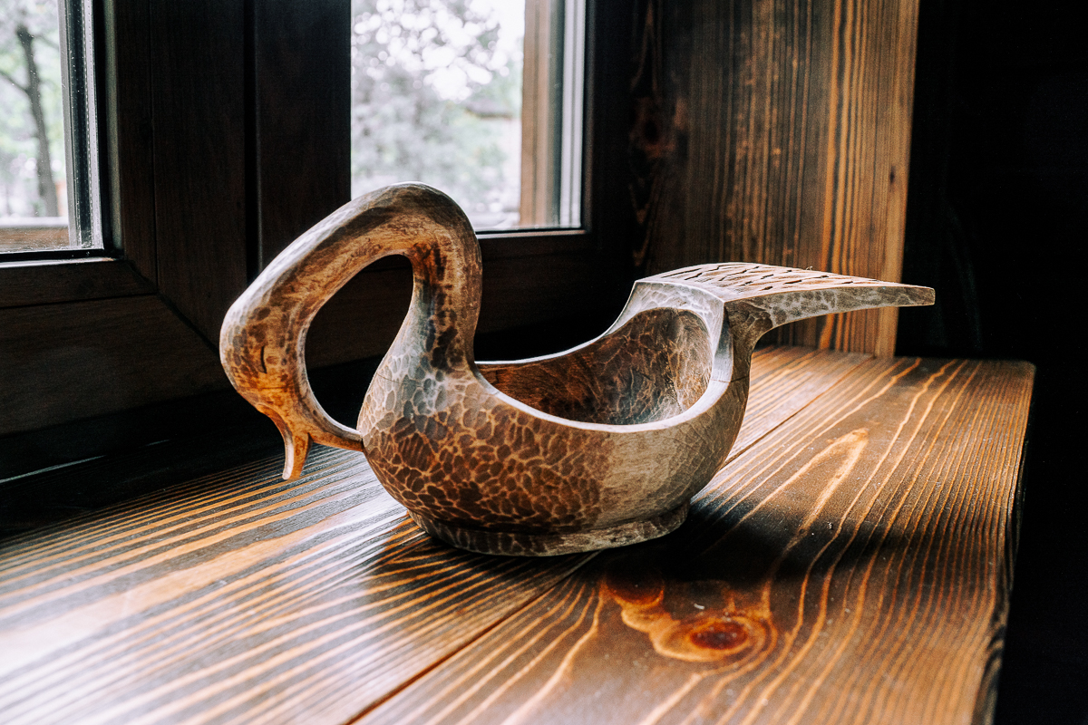 Владимир Бойков - художник по дереву. Он создает удивительной красоты посуду. Мы побывали у мастера в гостях и расспросили о древнем ремесле