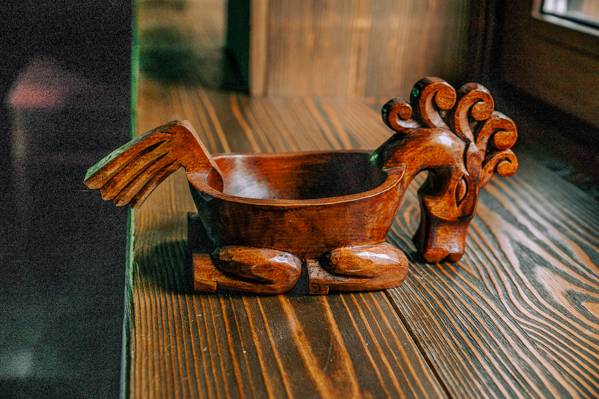 Владимир Бойков - художник по дереву. Он создает удивительной красоты посуду. Мы побывали у мастера в гостях и расспросили о древнем ремесле