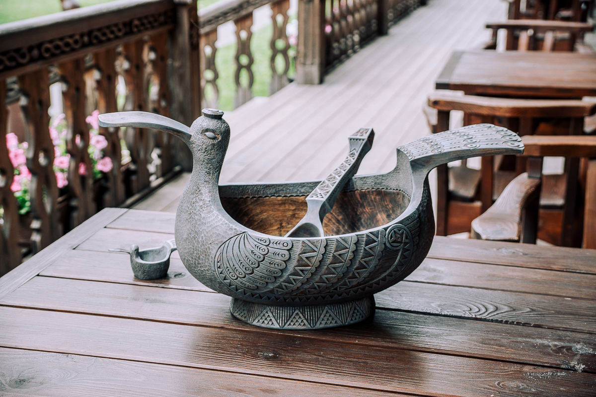 Владимир Бойков - художник по дереву. Он создает удивительной красоты посуду. Мы побывали у мастера в гостях и расспросили о древнем ремесле