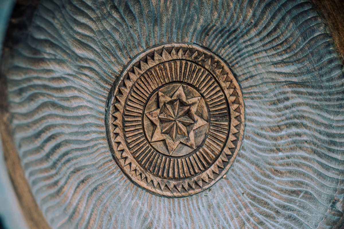 Владимир Бойков - художник по дереву. Он создает удивительной красоты посуду. Мы побывали у мастера в гостях и расспросили о древнем ремесле