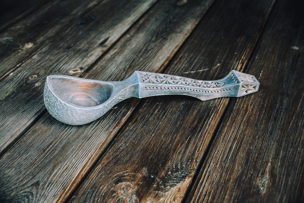 Владимир Бойков - художник по дереву. Он создает удивительной красоты посуду. Мы побывали у мастера в гостях и расспросили о древнем ремесле