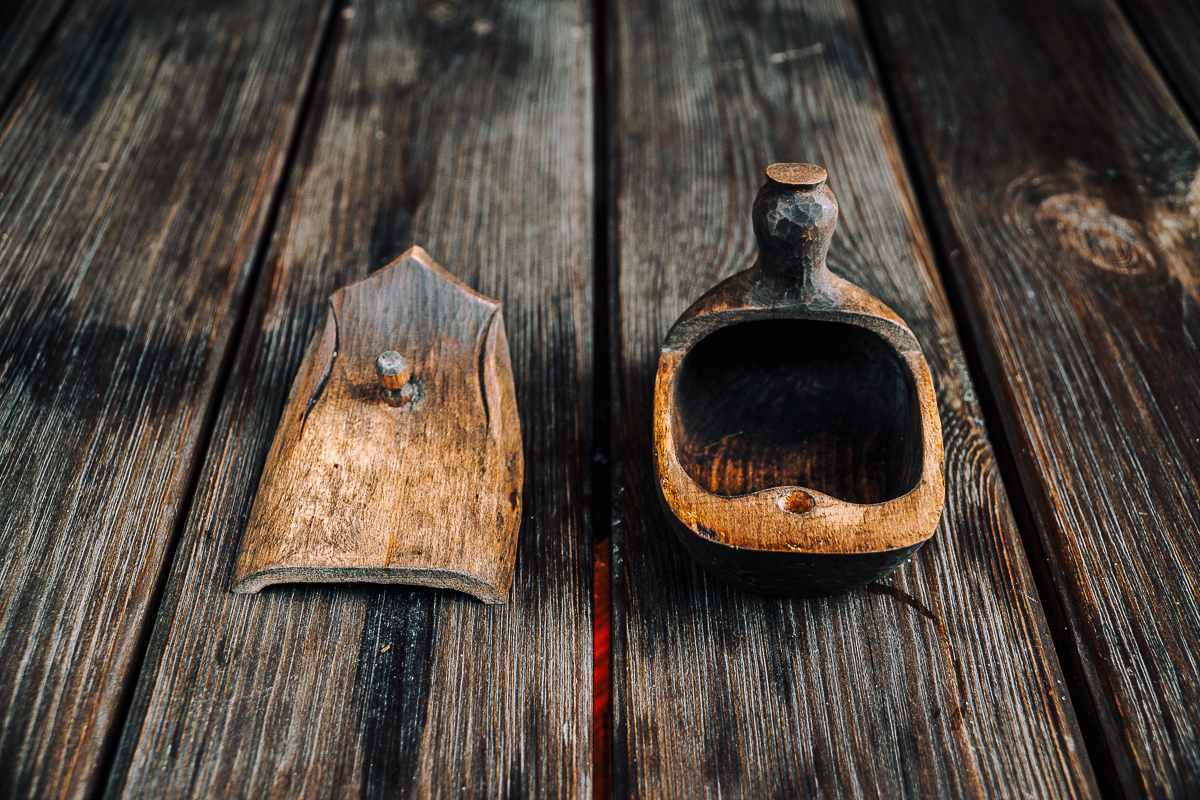 Владимир Бойков - художник по дереву. Он создает удивительной красоты посуду. Мы побывали у мастера в гостях и расспросили о древнем ремесле