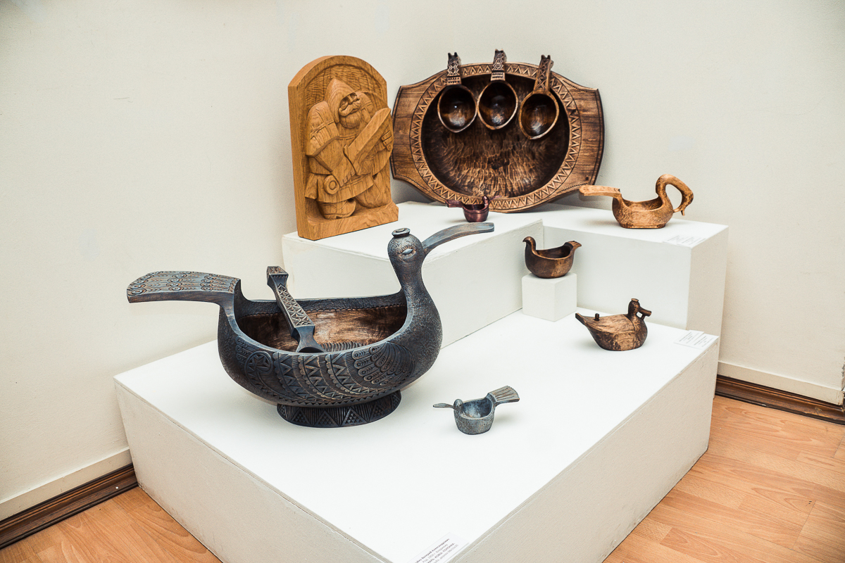 Владимир Бойков - художник по дереву. Он создает удивительной красоты посуду. Мы побывали у мастера в гостях и расспросили о древнем ремесле