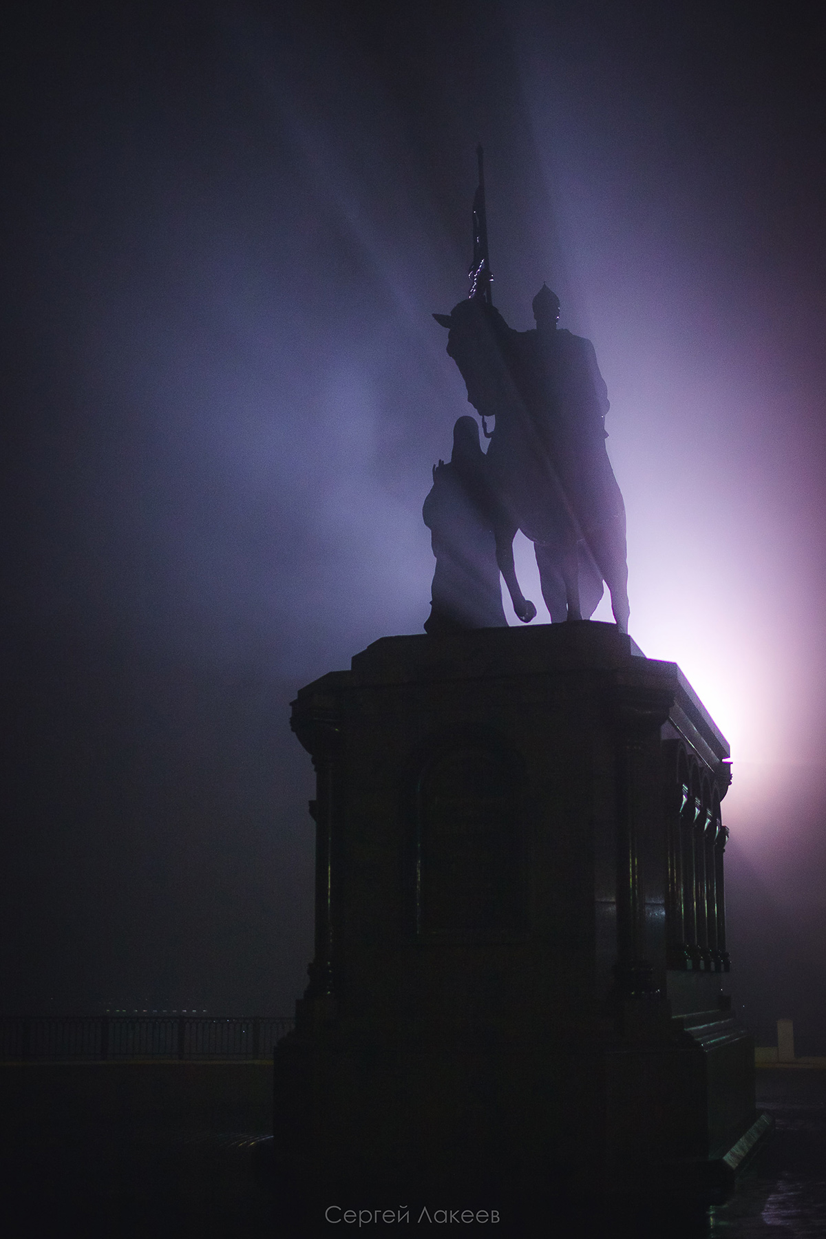 Пустые улицы, стук каблуков по брусчатке, вокруг туман. Как владимирские фотографы запечатлели зловещий декабрь?