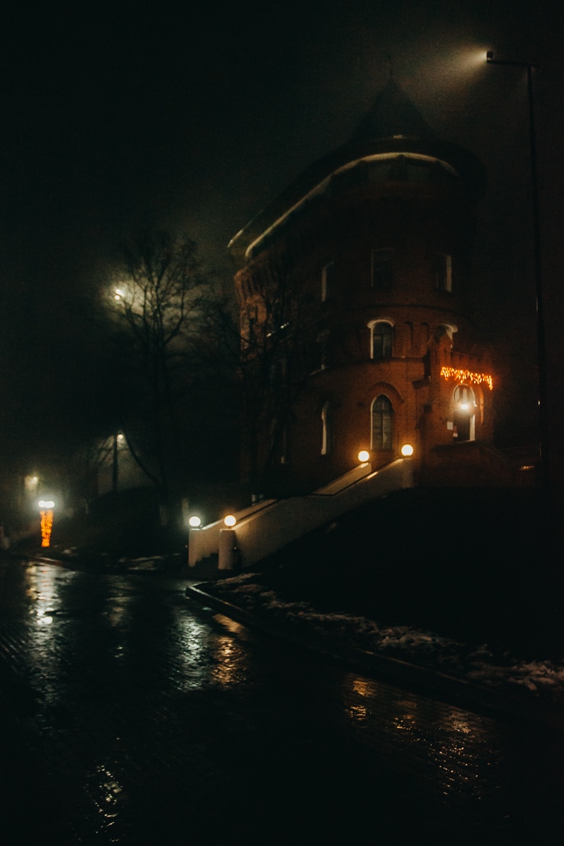 Пустые улицы, стук каблуков по брусчатке, вокруг туман. Как владимирские фотографы запечатлели зловещий декабрь?