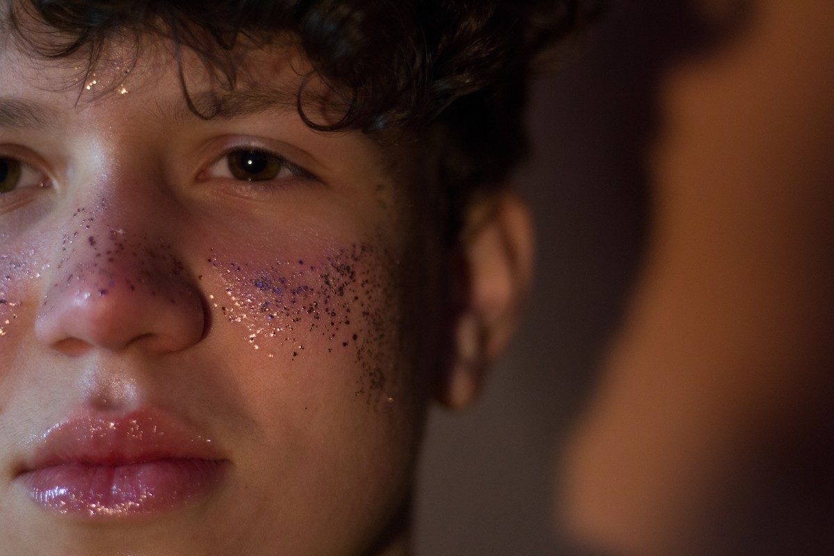 Новогодний сюрприз для любителей инди — владимирская группа MORE выпустила новый трек, подкрепив его стильным клипом. Уточнили у музыкантов, когда ждать новых релизов, а с режиссером обсудили визуал «Поврежденных мыслей»