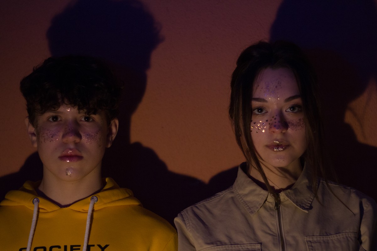 Новогодний сюрприз для любителей инди — владимирская группа MORE выпустила новый трек, подкрепив его стильным клипом. Уточнили у музыкантов, когда ждать новых релизов, а с режиссером обсудили визуал «Поврежденных мыслей»