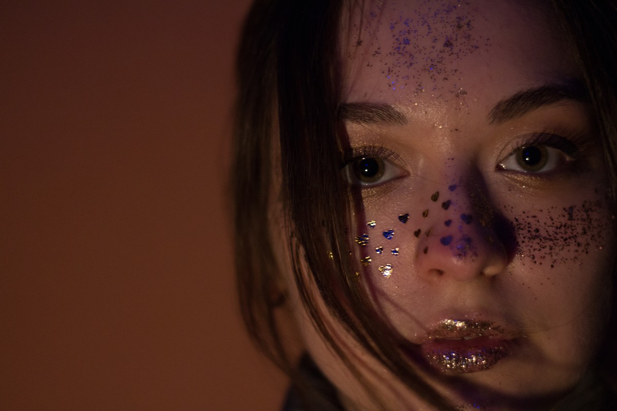 Новогодний сюрприз для любителей инди — владимирская группа MORE выпустила новый трек, подкрепив его стильным клипом. Уточнили у музыкантов, когда ждать новых релизов, а с режиссером обсудили визуал «Поврежденных мыслей»