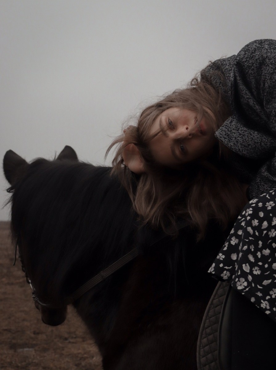 Новогодний сюрприз для любителей инди — владимирская группа MORE выпустила новый трек, подкрепив его стильным клипом. Уточнили у музыкантов, когда ждать новых релизов, а с режиссером обсудили визуал «Поврежденных мыслей»