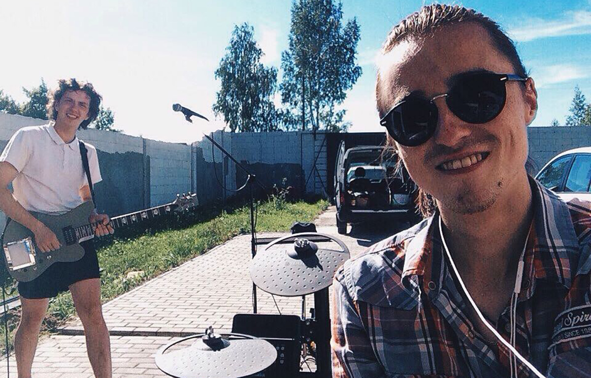 Новогодний сюрприз для любителей инди — владимирская группа MORE выпустила новый трек, подкрепив его стильным клипом. Уточнили у музыкантов, когда ждать новых релизов, а с режиссером обсудили визуал «Поврежденных мыслей»