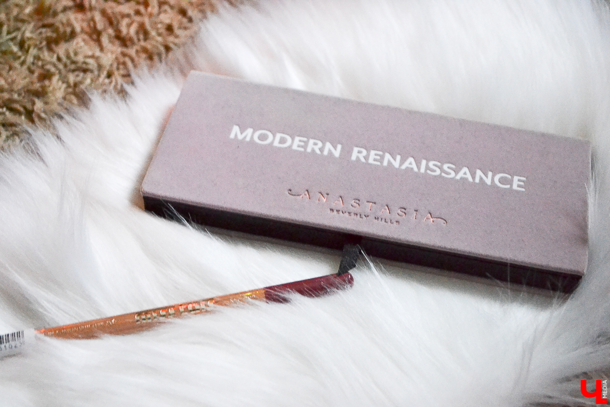 Накануне Нового года особенно сложно найти не только нужное платье, но и сделать подходящий макияж. Ведь теперь сыскать визажиста, у кого 31 декабря - свободная дата, практически невозможно. Так что достаем косметичку и - вперед!