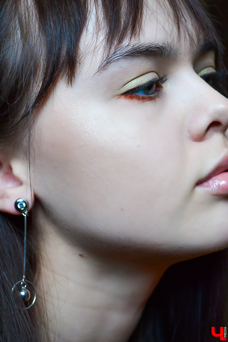 Накануне Нового года особенно сложно найти не только нужное платье, но и сделать подходящий макияж. Ведь теперь сыскать визажиста, у кого 31 декабря - свободная дата, практически невозможно. Так что достаем косметичку и - вперед!