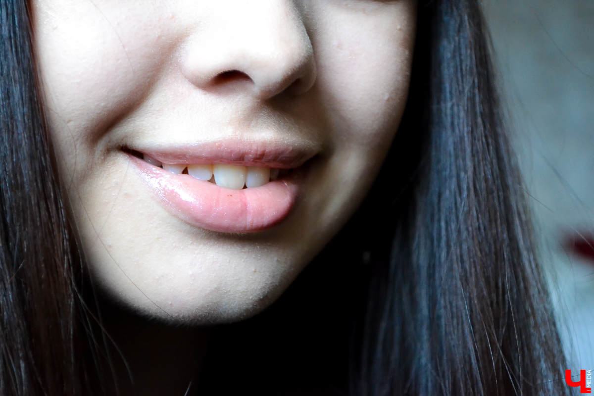 Накануне Нового года особенно сложно найти не только нужное платье, но и сделать подходящий макияж. Ведь теперь сыскать визажиста, у кого 31 декабря - свободная дата, практически невозможно. Так что достаем косметичку и - вперед!