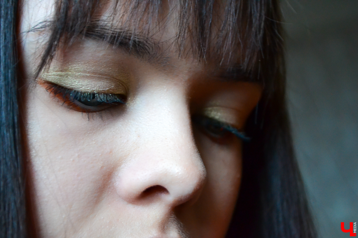 Накануне Нового года особенно сложно найти не только нужное платье, но и сделать подходящий макияж. Ведь теперь сыскать визажиста, у кого 31 декабря - свободная дата, практически невозможно. Так что достаем косметичку и - вперед!