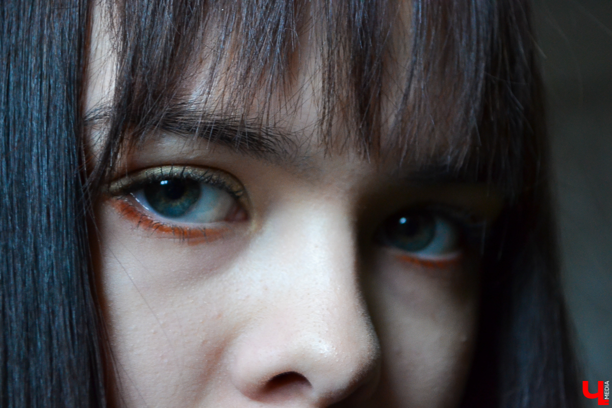 Накануне Нового года особенно сложно найти не только нужное платье, но и сделать подходящий макияж. Ведь теперь сыскать визажиста, у кого 31 декабря - свободная дата, практически невозможно. Так что достаем косметичку и - вперед!