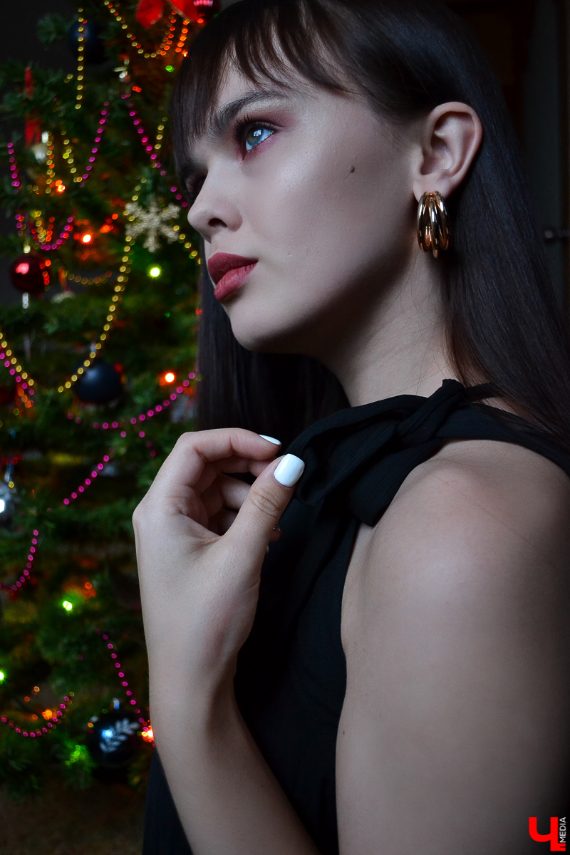 Накануне Нового года особенно сложно найти не только нужное платье, но и сделать подходящий макияж. Ведь теперь сыскать визажиста, у кого 31 декабря - свободная дата, практически невозможно. Так что достаем косметичку и - вперед!