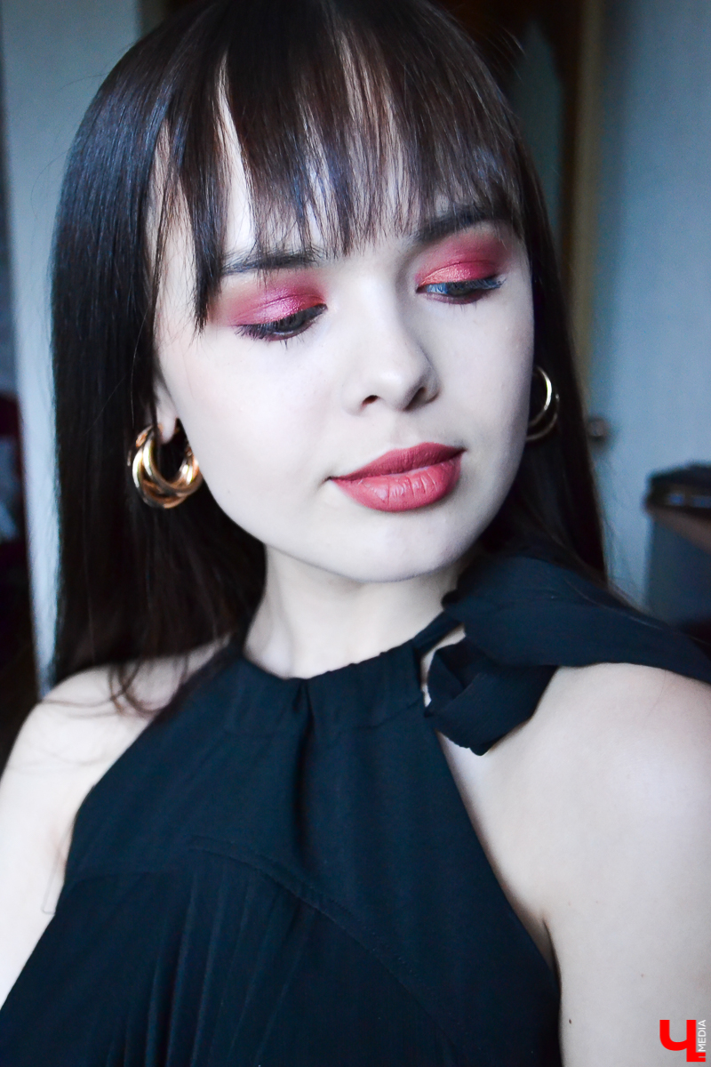 Накануне Нового года особенно сложно найти не только нужное платье, но и сделать подходящий макияж. Ведь теперь сыскать визажиста, у кого 31 декабря - свободная дата, практически невозможно. Так что достаем косметичку и - вперед!