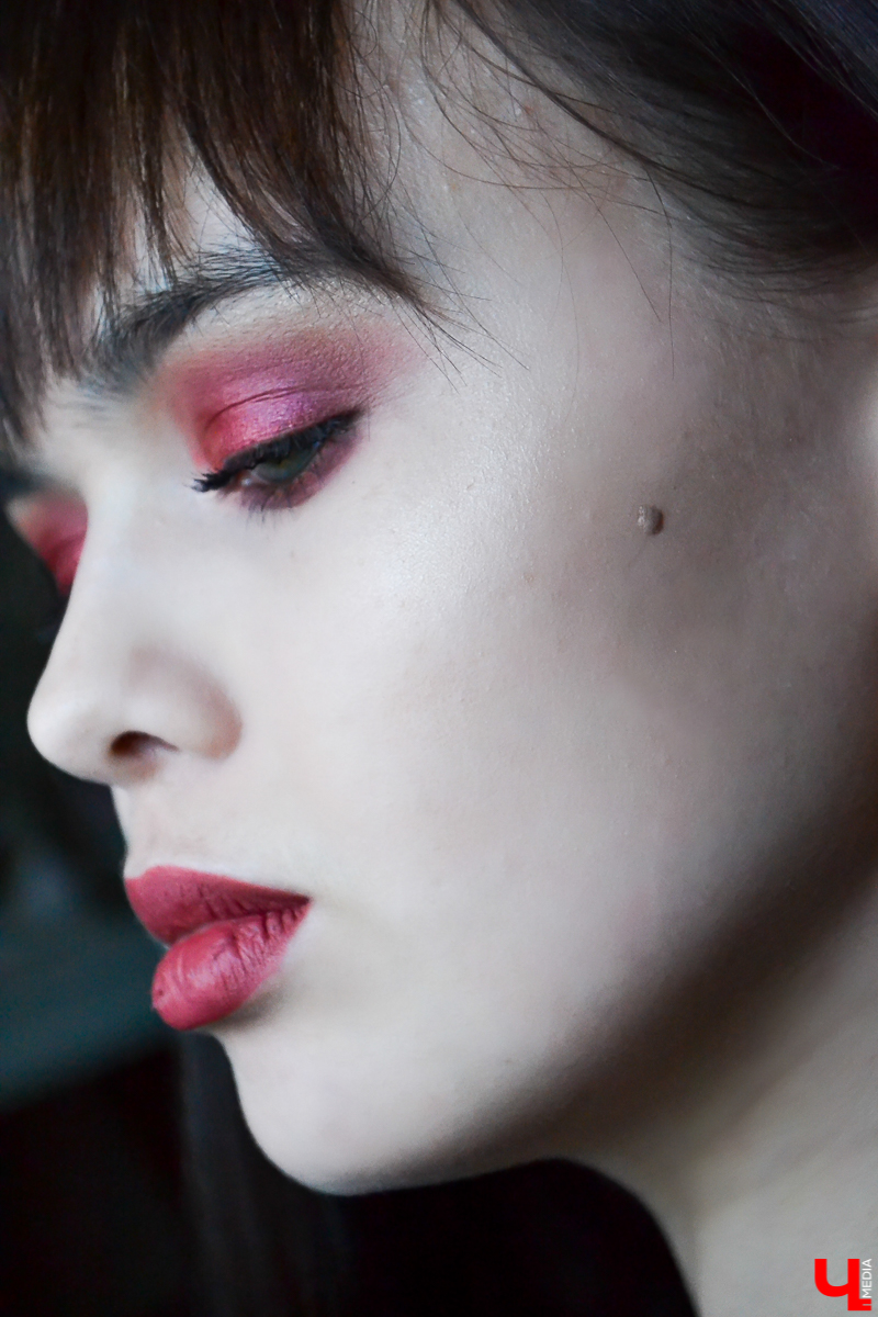 Накануне Нового года особенно сложно найти не только нужное платье, но и сделать подходящий макияж. Ведь теперь сыскать визажиста, у кого 31 декабря - свободная дата, практически невозможно. Так что достаем косметичку и - вперед!