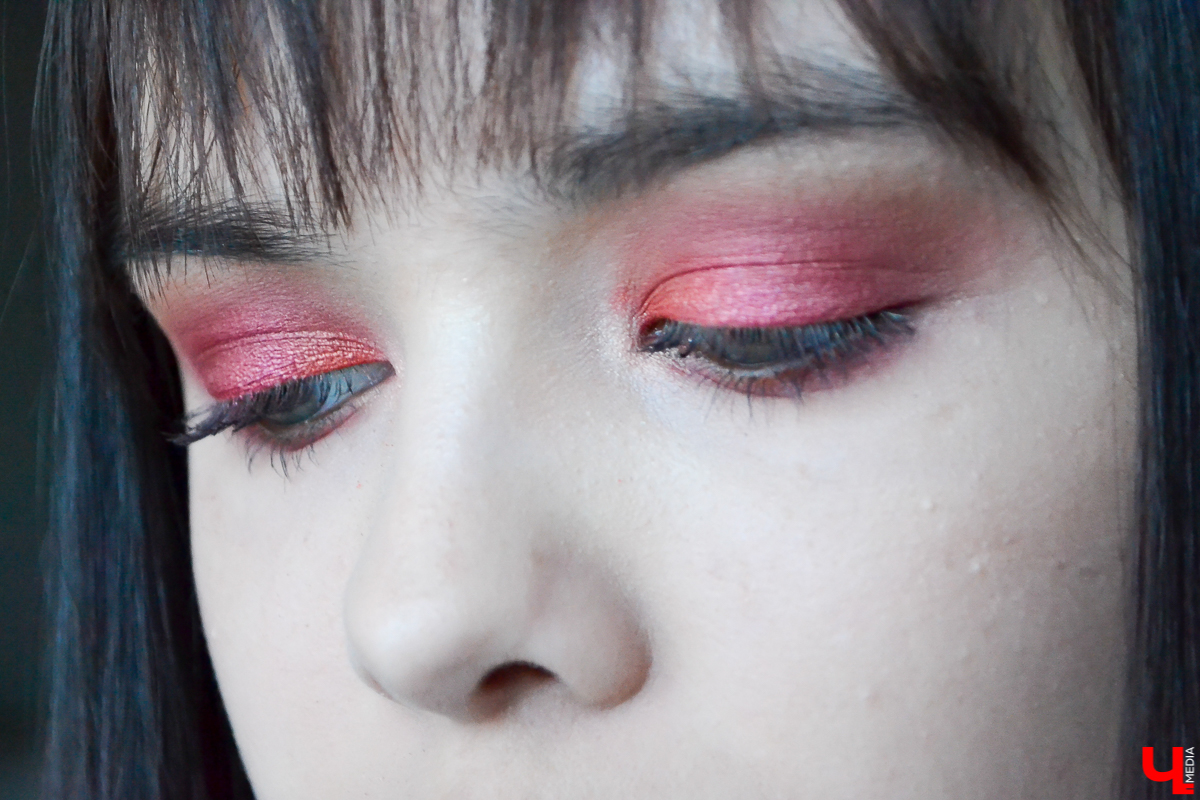 Накануне Нового года особенно сложно найти не только нужное платье, но и сделать подходящий макияж. Ведь теперь сыскать визажиста, у кого 31 декабря - свободная дата, практически невозможно. Так что достаем косметичку и - вперед!