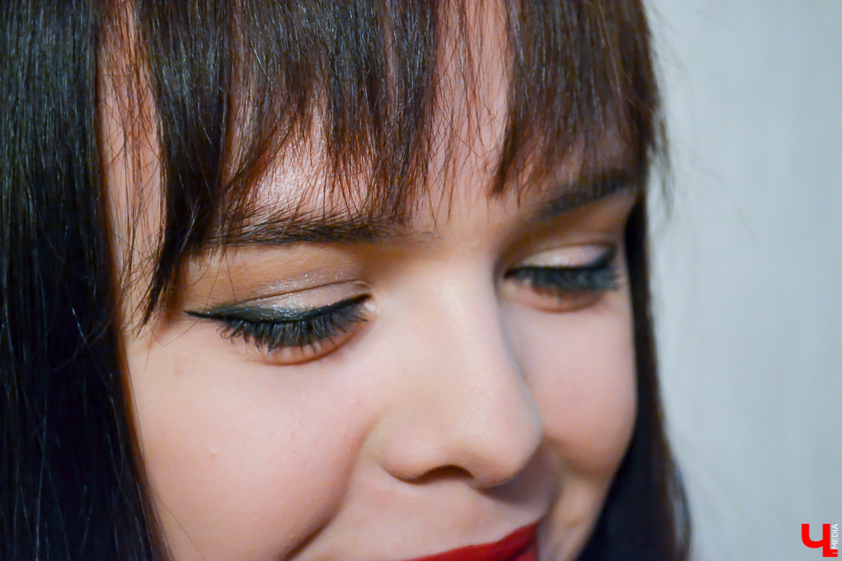 Накануне Нового года особенно сложно найти не только нужное платье, но и сделать подходящий макияж. Ведь теперь сыскать визажиста, у кого 31 декабря - свободная дата, практически невозможно. Так что достаем косметичку и - вперед!