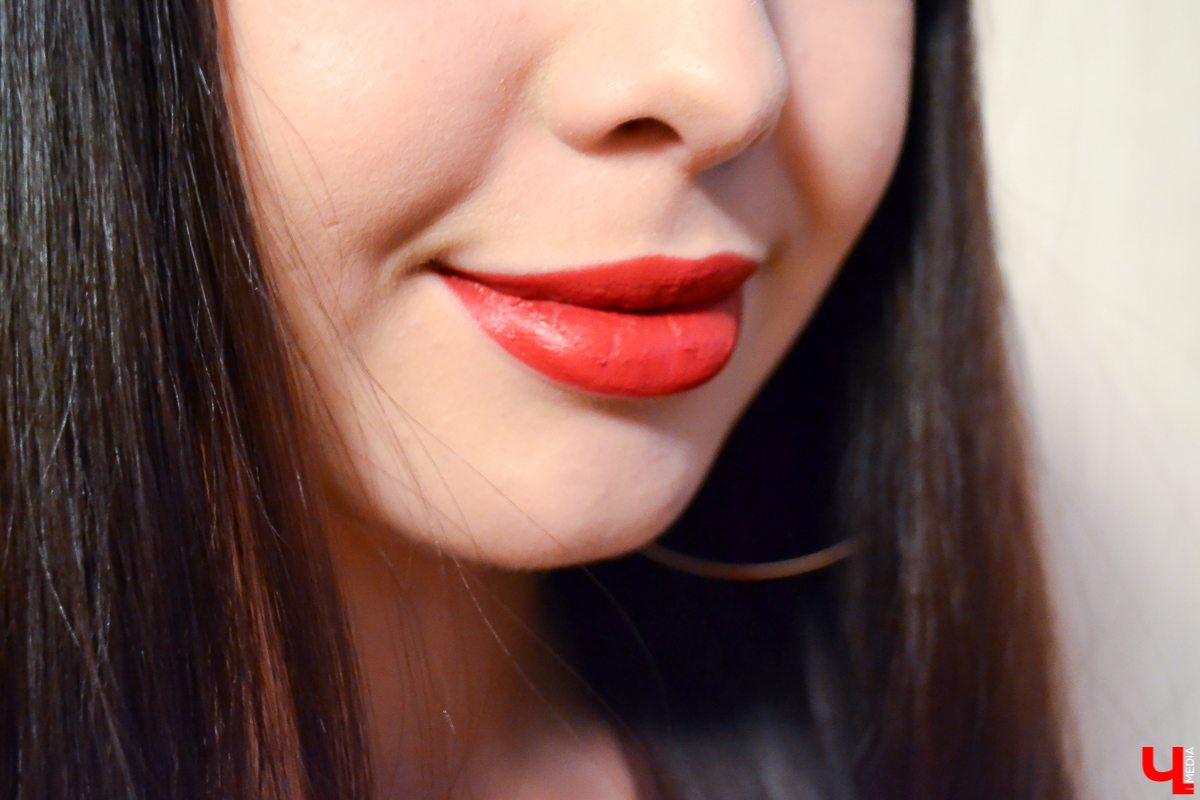 Накануне Нового года особенно сложно найти не только нужное платье, но и сделать подходящий макияж. Ведь теперь сыскать визажиста, у кого 31 декабря - свободная дата, практически невозможно. Так что достаем косметичку и - вперед!