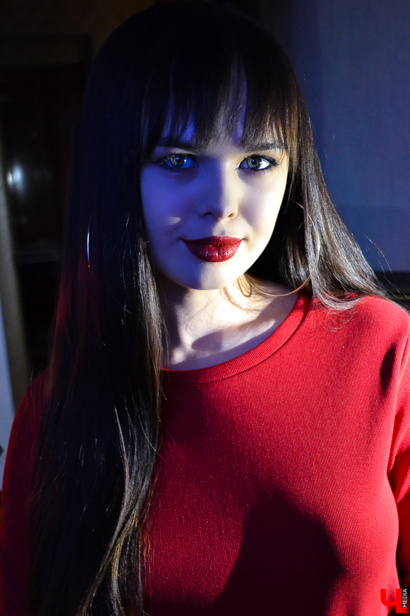 Накануне Нового года особенно сложно найти не только нужное платье, но и сделать подходящий макияж. Ведь теперь сыскать визажиста, у кого 31 декабря - свободная дата, практически невозможно. Так что достаем косметичку и - вперед!