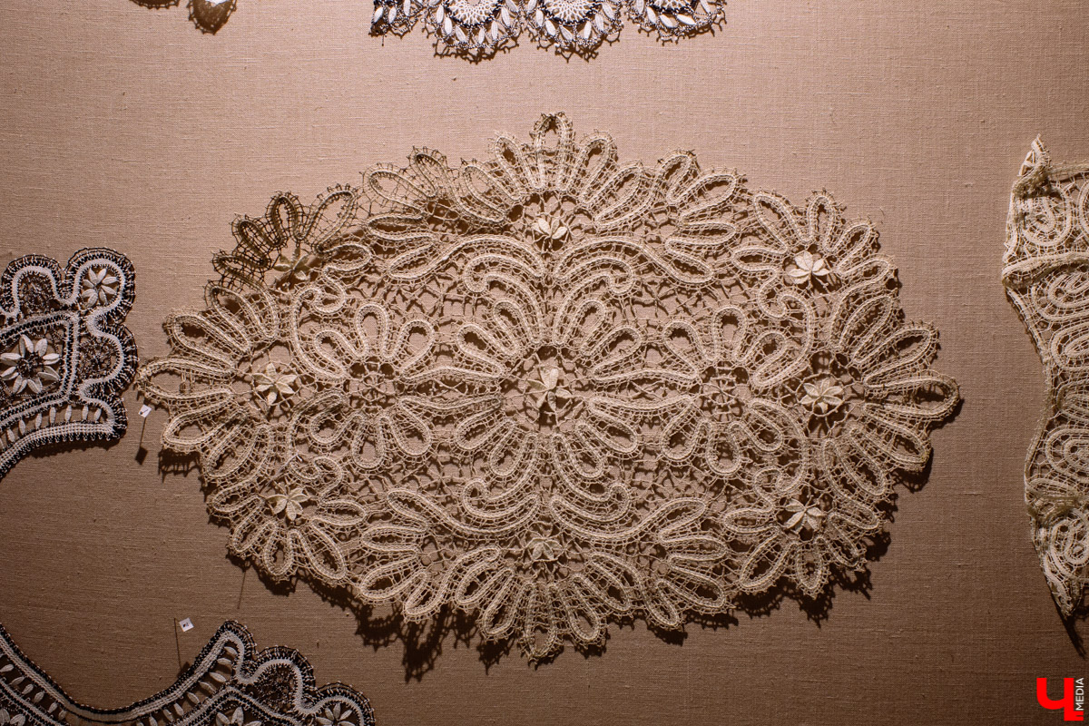 Дизайнер одежды Татьяна Фадеева выступила с необычной инициативой. Она предложила создать школу благородных девиц