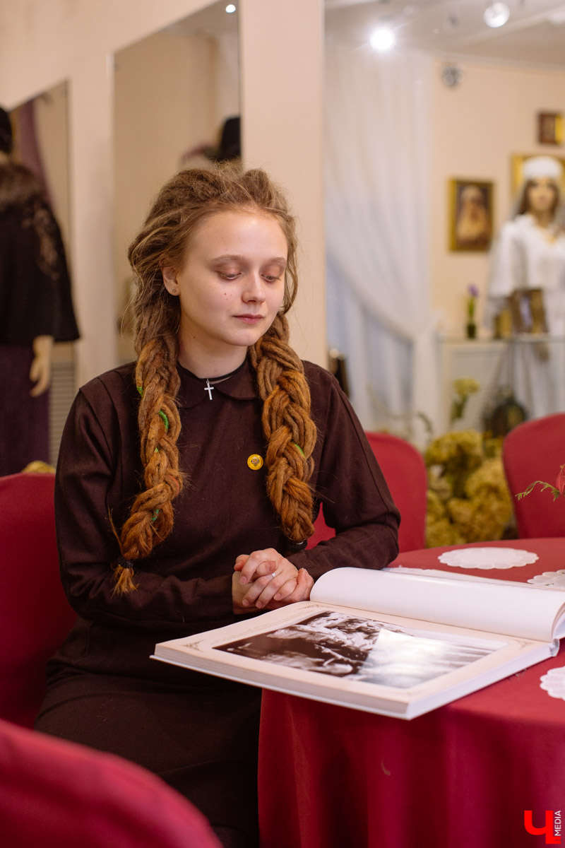 Дизайнер одежды Татьяна Фадеева выступила с необычной инициативой. Она предложила создать школу благородных девиц