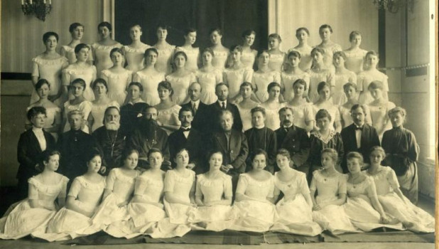 Дизайнер одежды Татьяна Фадеева выступила с необычной инициативой. Она предложила создать школу благородных девиц